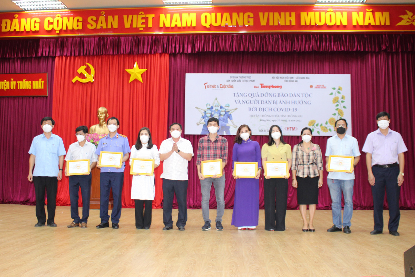 Lãnh đạo huyện Thống Nhất cảm ơn chương trình và trao thư cảm ơn cho các đơn vị hỗ trợ