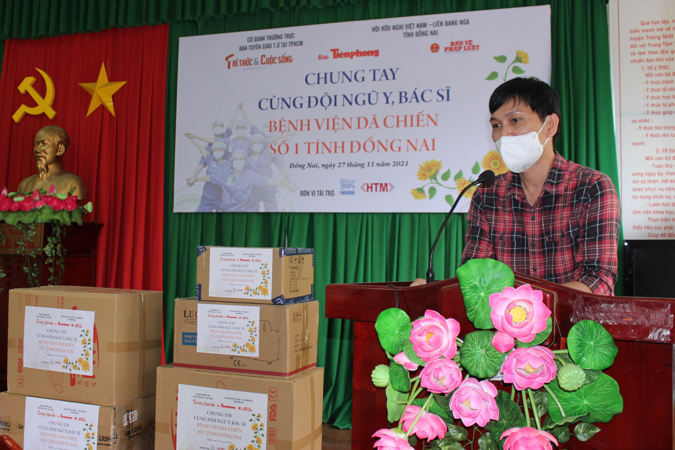 Đại diện Báo Tiền Phong phát biểu tại buổi lễ trao trang thiết bị y tế