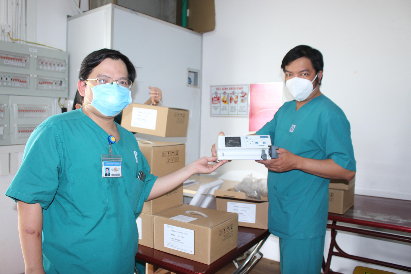 BS Xuân Sơn (bên trái) cảm ơn sự tài trợ kịp thời của Khối thi đua các ban Đảng Trung ương BS Xuân Sơn (bên trái) cảm ơn sự tài trợ kịp thời của Khối thi đua các ban Đảng Trung ương