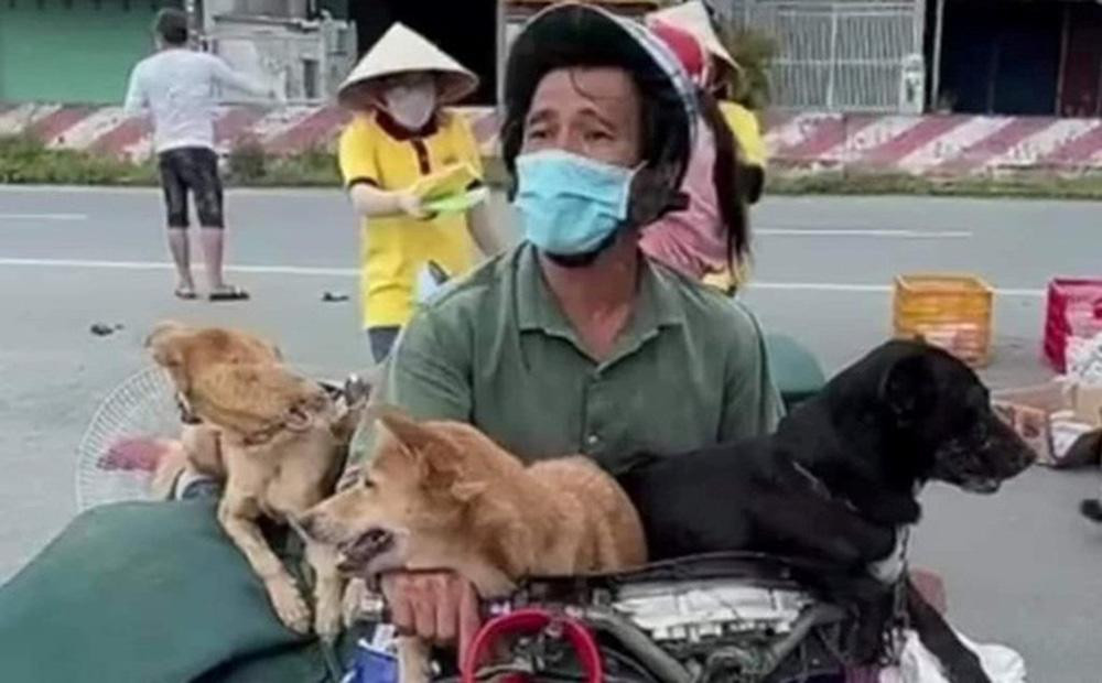 Ông N.D.Kh và bầy chó trên đường hồi hương. Ảnh: Facebook Ông N.D.Kh và bầy chó trên đường hồi hương. Ảnh: Facebook