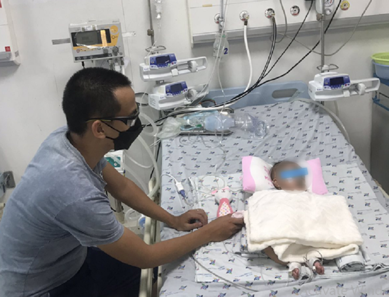 Sau hơn 1 tháng nỗ lực cứu chữa, bệnh nhi đang dần bình phục trong niềm vui của gia đình (ảnh: BVCC) Sau hơn 1 tháng nỗ lực cứu chữa, bệnh nhi đang dần bình phục trong niềm vui của gia đình (ảnh: BVCC)