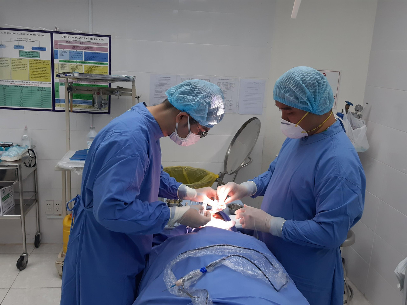 Các bác sĩ đã phải tiến hành tiểu phẫu giải áp và tháo mủ xử lý tình trạng nhiễm trùng cho người bệnh Các bác sĩ đã phải tiến hành tiểu phẫu giải áp và tháo mủ xử lý tình trạng nhiễm trùng cho người bệnh