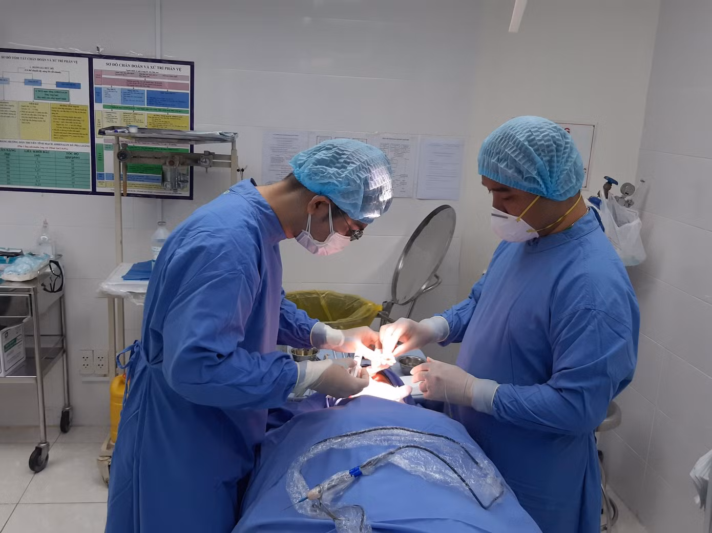 Các bác sĩ đã phải tiến hành tiểu phẫu giải áp và tháo mủ xử lý tình trạng nhiễm trùng cho người bệnh