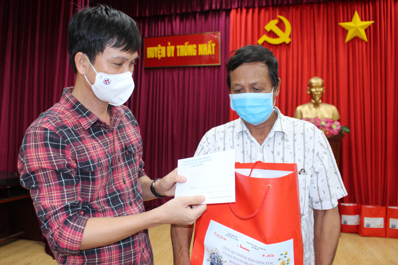 Nhà báo Trần Ngọc Lâm, Phó Ban đại diện Báo Tiền Phong tại TPHCM trao quà cho hộ dân gặp khó khăn do dịch COVID-19 tại huyện Thống Nhất, tỉnh Đồng Nai