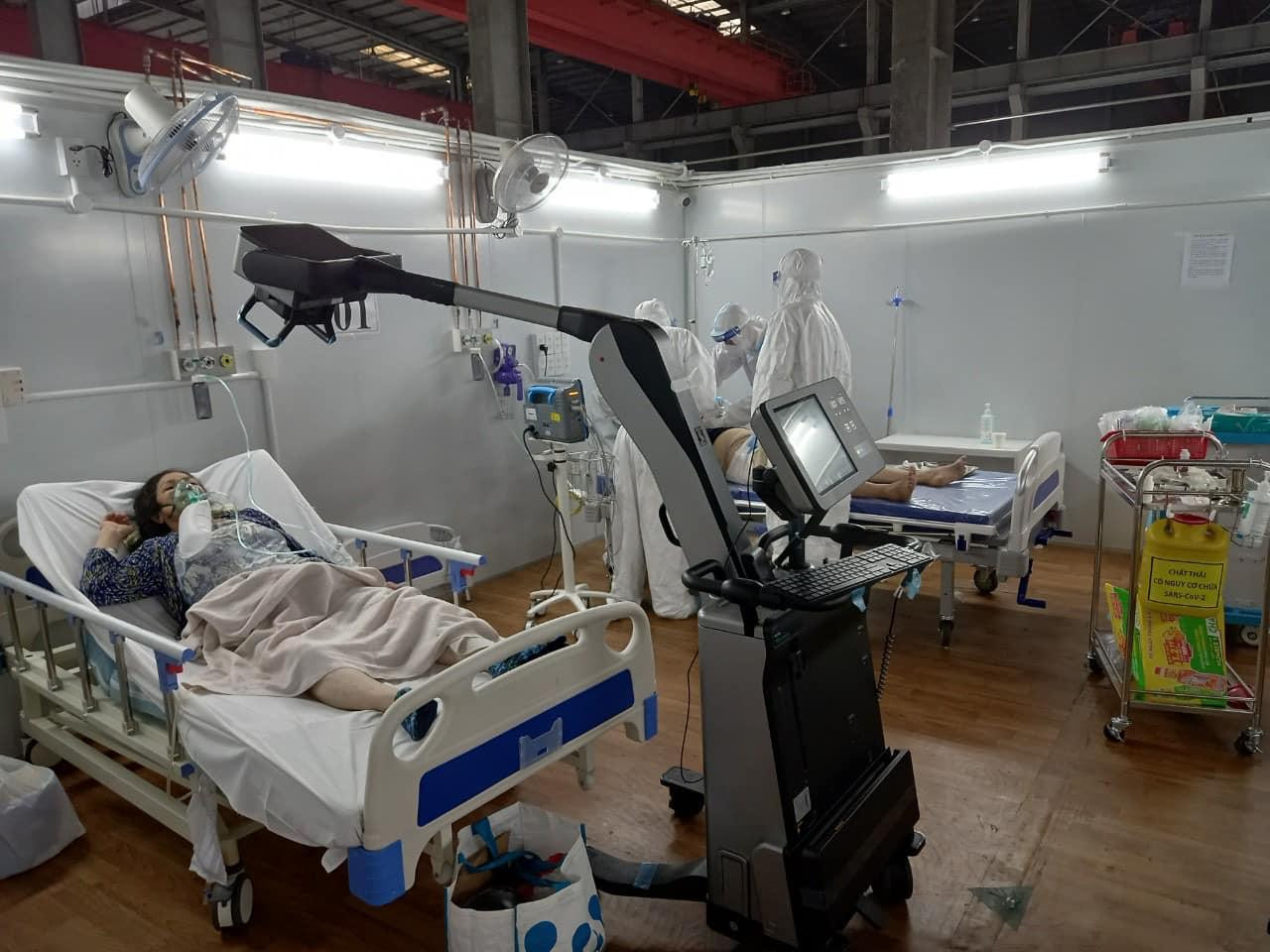 Bệnh nhân COVID-19 được tiếp nhận, điều trị tại Trung tâm luôn nhận được sự chăm sóc tận tình của y bác sĩ Bệnh nhân COVID-19 được tiếp nhận, điều trị tại Trung tâm luôn nhận được sự chăm sóc tận tình của y bác sĩ