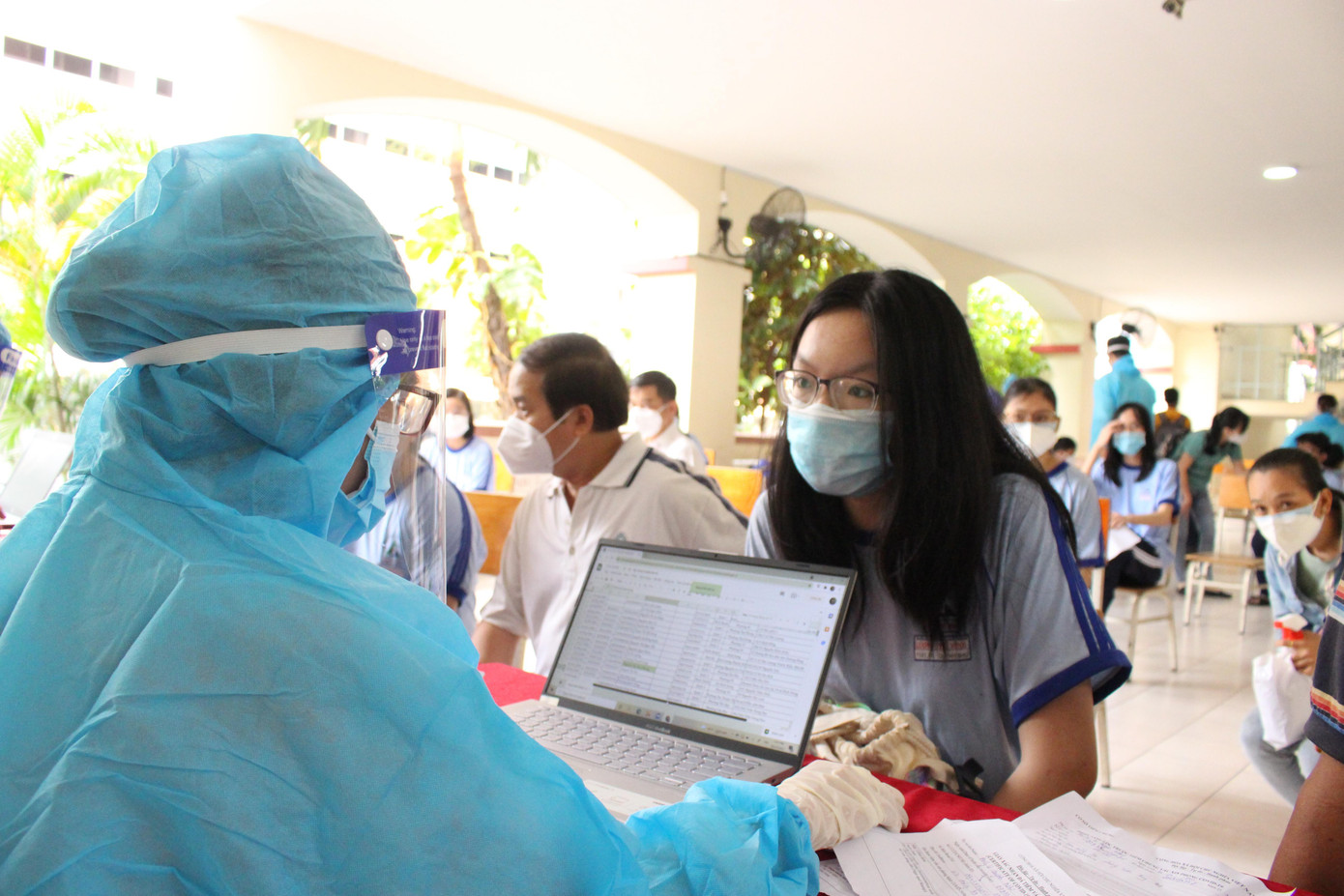 Học sinh tại TPHCM đi chích ngừa vắc xin COVID-19 Học sinh tại TPHCM đi chích ngừa vắc xin COVID-19