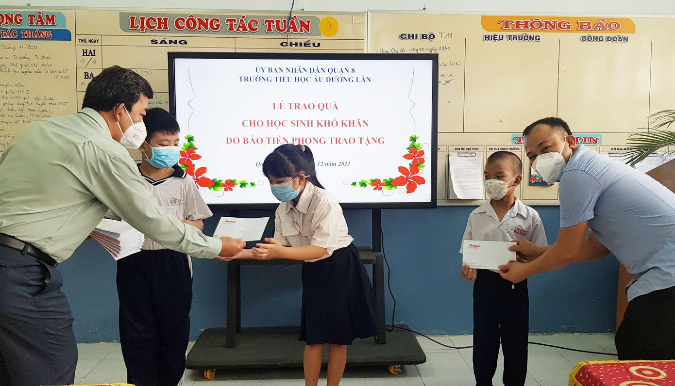 Đại diện nhà trường cùng báo Tiền Phong trao quà cho học sinh gặp khó khăn do dịch COVID-19 Đại diện nhà trường cùng báo Tiền Phong trao quà cho học sinh gặp khó khăn do dịch COVID-19