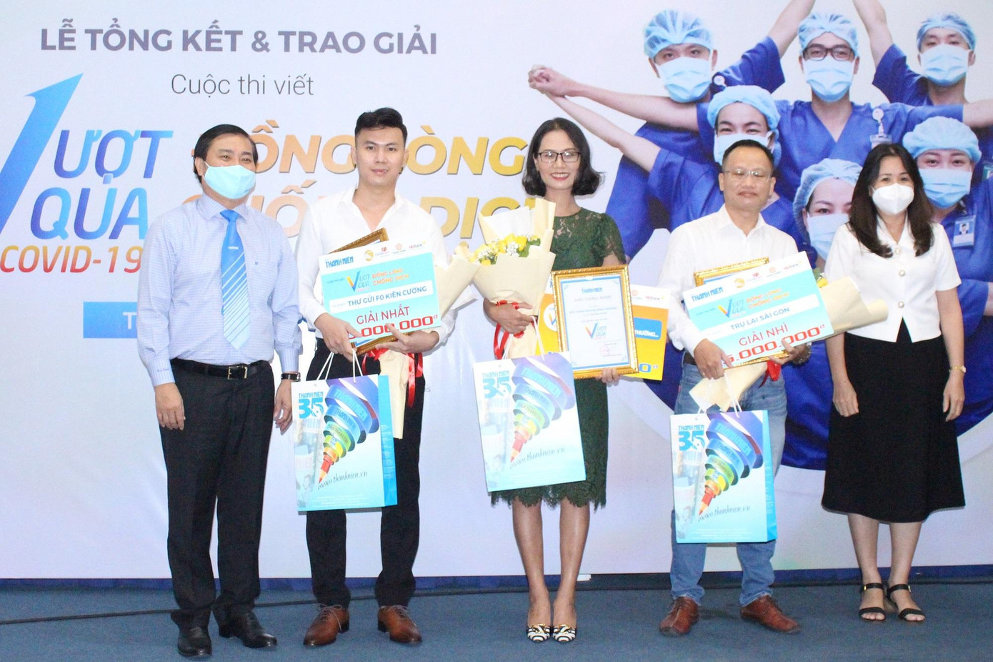 Những tác giả xuất sắc nhất với câu chuyện đời thật thắm tình người được vinh danh trong cuộc thi viết Những tác giả xuất sắc nhất với câu chuyện đời thật thắm tình người được vinh danh trong cuộc thi viết