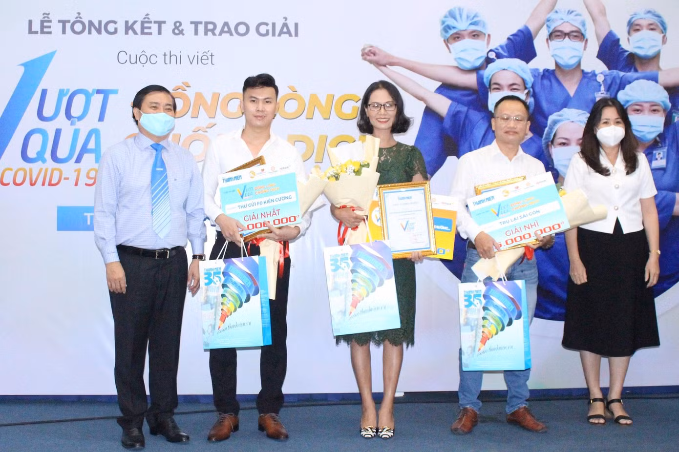 Những tác giả xuất sắc nhất với câu chuyện đời thật thắm tình người được vinh danh trong cuộc thi viết Những tác giả xuất sắc nhất với câu chuyện đời thật thắm tình người được vinh danh trong cuộc thi viết