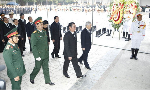 Tổng Bí thư Nguyễn Phú Trọng dẫn đầu đoàn đại biểu vào viếng. Ảnh: Như Ý. Tổng Bí thư Nguyễn Phú Trọng dẫn đầu đoàn đại biểu vào viếng. Ảnh: Như Ý