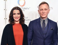 Showbiz 20/4: Rộ tin Angelina Jolie 'hẹn hò' đàn em Channing Tatum? ảnh 2