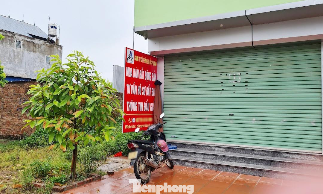Trái với cảnh nhộn nhịp, tấp nập trước đó, nhiều sàn môi giới trên địa bàn xã Hồng Tiến cửa đóng, then cài sau thông tin nữ nhân viên môi giới BĐS mắc COVID-19.