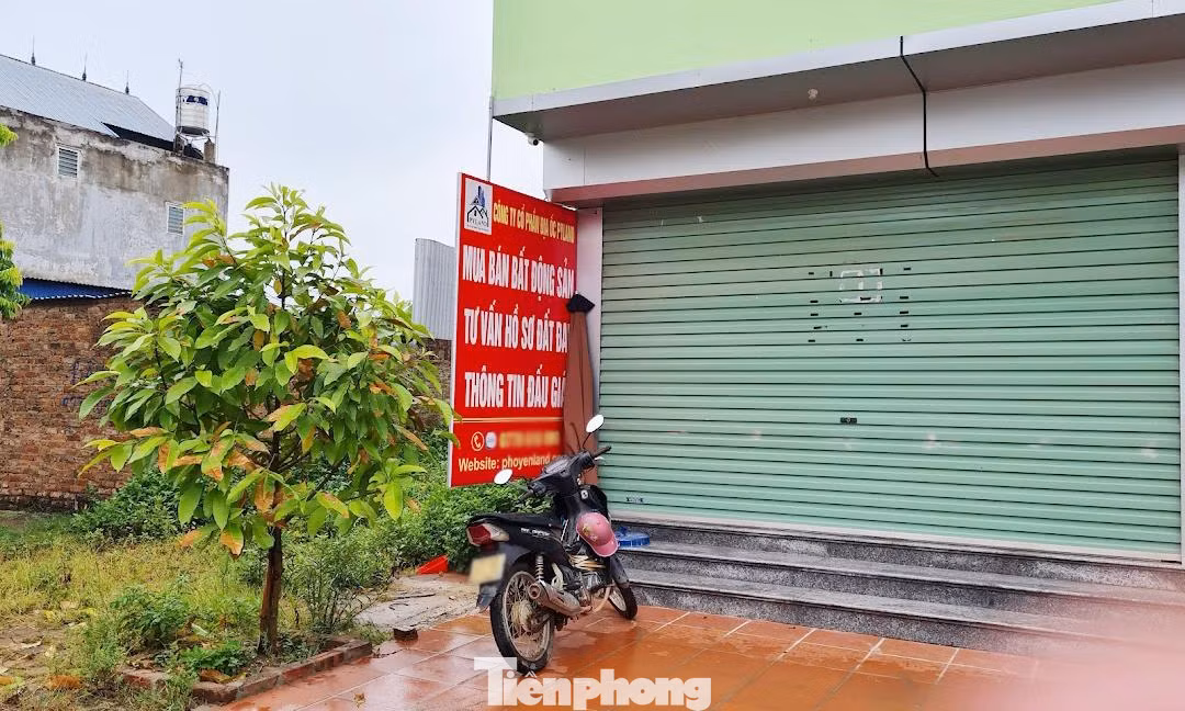 Trái với cảnh nhộn nhịp, tấp nập trước đó, nhiều sàn môi giới trên địa bàn xã Hồng Tiến cửa đóng, then cài sau thông tin nữ nhân viên môi giới BĐS mắc COVID-19. Trái với cảnh nhộn nhịp, tấp nập trước đó, nhiều sàn môi giới trên địa bàn xã Hồng Tiến cửa đóng, then cài sau thông tin nữ nhân viên môi giới BĐS mắc COVID-19.