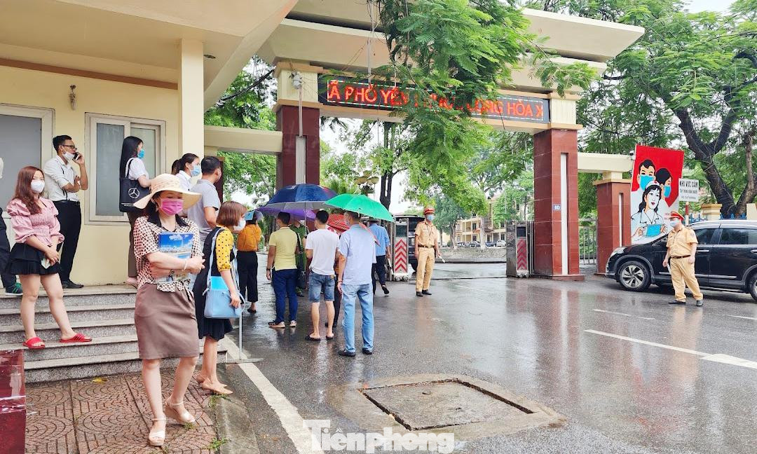 Cảnh tượng người dân chen chúc vào dự đấu giá dự án khu dân cư Hồng Tiến tiềm ẩn nguy cơ mất an toàn phòng, chống COVID-19. Ảnh chụp ngày 24/6.