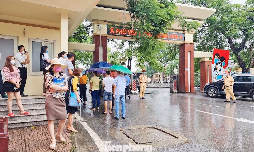 Cảnh tượng người dân chen chúc vào dự đấu giá dự án khu dân cư Hồng Tiến tiềm ẩn nguy cơ mất an toàn phòng, chống COVID-19. Ảnh chụp ngày 24/6. Cảnh tượng người dân chen chúc vào dự đấu giá dự án khu dân cư Hồng Tiến tiềm ẩn nguy cơ mất an toàn phòng, chống COVID-19. Ảnh chụp ngày 24/6.
