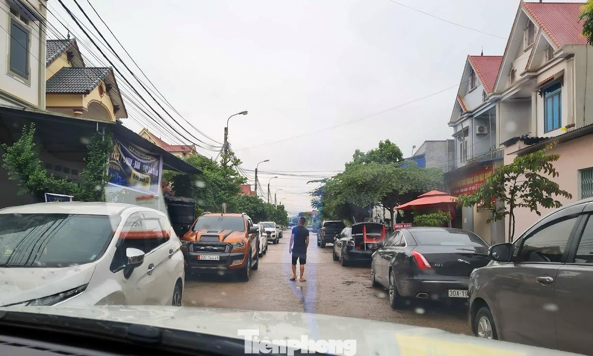 Cảnh tượng diễn ra như phiên chợ BĐS, ô tô xếp hàng dài, các nhà đầu tư từ nhiều địa phương khác đổ về dự án khu dân cư Hồng Tiến (Thị xã Phổ Yên) để săn đất đấu giá . Ảnh chụp ngày 24/6.