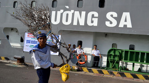Một chiến sĩ mang theo cành đào ra Trường Sa đón tết