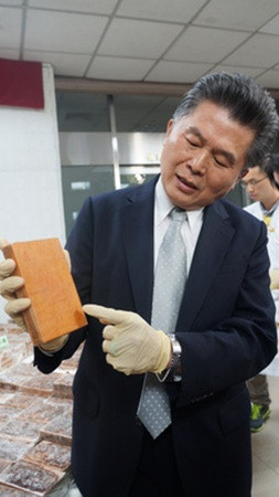 Giới chức cho biết những bánh heroin được phết chocolate để tránh bị chó nghiệp vụ đánh hơi. Ảnh: CNA