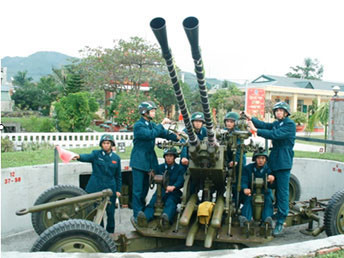 Cán bộ, chiến sĩ Tiểu đoàn 105 huấn luyện nâng cao khả năng SSCĐ