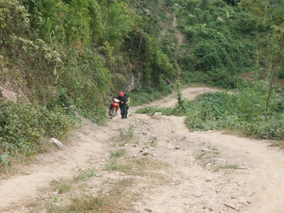 Đường vào bản Cá Giám, Cánh Cộng (xã Trung Lý, huyện Mường Lát, Thanh Hóa) với nhiều dốc cao, dựng đứng, đá lởm chởm. Ảnh: L.H.V