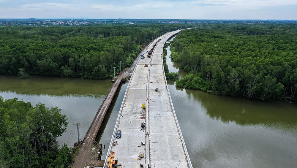 Dự án cao tốc Bến Lức - Long Thành chỉ còn phải thi công chưa tới 20% khối lượng còn lại sẽ đưa vào sử dụng, phát huy hiệu quả, nhưng đa số gói thầu dừng thi công từ năm 2019 tới nay do "tắc" vốn.