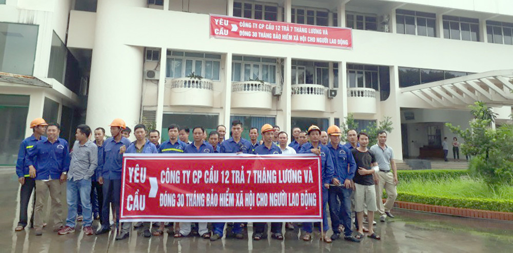 Người lao động đang bị nợ BHXH sẽ được giải quyết quyền lợi trên số thời gian đã đóng, thời gian còn nợ sẽ được tính bổ sung sau khi có nguồn đóng bù. (Ảnh minh họa). Người lao động đang bị nợ BHXH sẽ được giải quyết quyền lợi trên số thời gian đã đóng, thời gian còn nợ sẽ được tính bổ sung sau khi có nguồn đóng bù. (Ảnh minh họa).