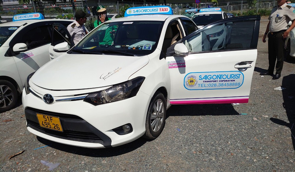 Lực lượng chức năng kiểm tra taxi hoạt động đón/trả khách trong khu vực sân bay Tân Sơn Nhất.