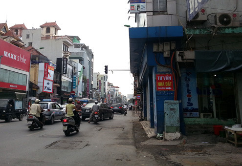 Vỉa hè phố Tôn Đức Thắng vốn chật chội lại bị án ngữ bởi nhiều ngôi nhà như thế này