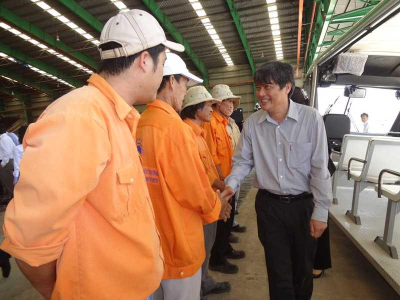 Lãnh đạo TPHCM thăm hỏi công nhân khu xử lý rác. ảnh N.H