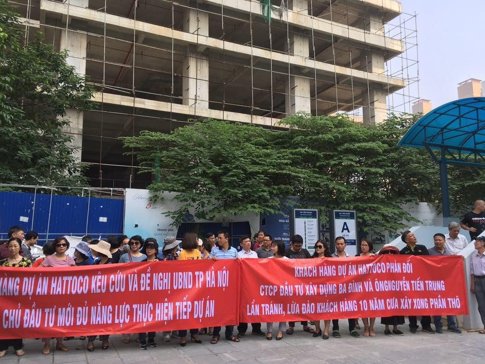 Khách hàng mua nhà tại dự án Hattoco bức xúc tập trung trước cổng dự án này để căn băng rôn, tố cáo các vi phạm của chủ đầu tư.
