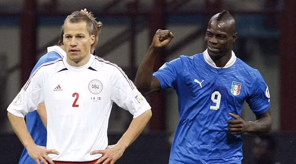 Balotelli (phải) là nhân tố giúp Azzurri tới Brazil vào mùa Hè năm sau 