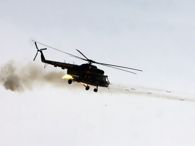 Lực lượng không quân ngắm bắn mục tiêu địch từ trên cao. Lực lượng không quân ngắm bắn mục tiêu địch từ trên cao. Bài viết: http://news.zing.vn/Xe-tang-truc-thang-Binh-doan-Cuu-Long-dien-tap-ban-dan-that-post380907.html Nguồn Zing News