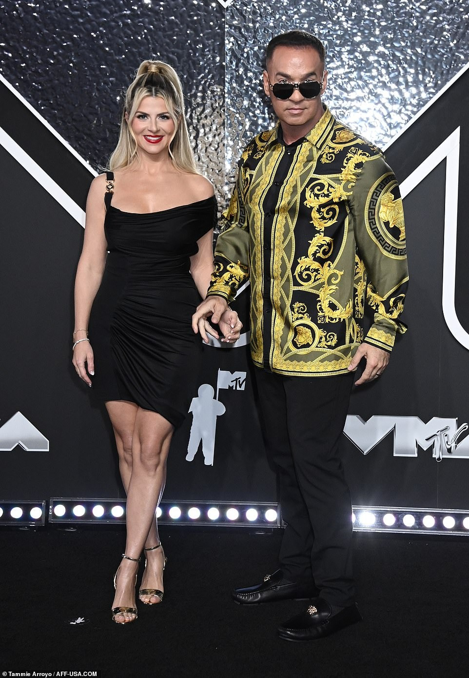 Ngôi sao truyền hình Mike &apos;The Situation&apos; Sorrentino và vợ Lauren Sorentino bị chê cả đôi vì trang phục đơn điệu. Ảnh: AFF.