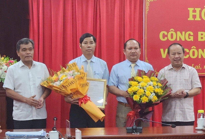 Bí thư Tỉnh ủy Hồ Văn Niên (bìa trái) và Phó Bí thư Thường trực Tỉnh ủy Châu Ngọc Tuấn (bìa phải) tặng hoa chúc mừng 2 đồng chí Rah Lan Chung và Trần Minh Sơn. Ảnh: Chinhphu.vn