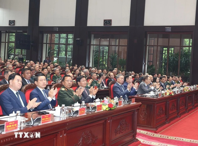 Tổng Bí thư, Chủ tịch nước Tô Lâm và Tổng Bí thư, Chủ tịch nước Lào Thongloun Sisoulith cùng các đại biểu dự cuộc gặp. (Ảnh: Trí Dũng/TTXVN)