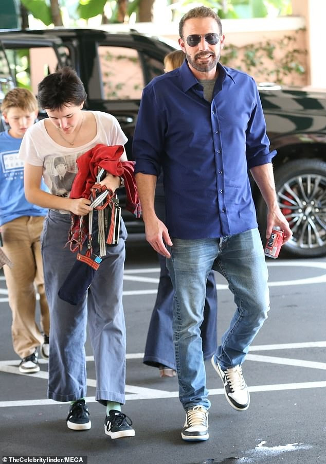 Ben nhiều lần được nhìn thấy tươi cười. Ngược lại, Jennifer luôn giữ biểu cảm lạnh tanh khi tái hợp chồng kém 3 tuổi. Ảnh: Mega/SplashNews.com.