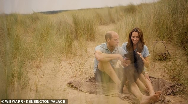 Cồn cát mà vợ chồng xứ Wales ngồi được cho là thường diễn ra những hoạt động 18+. Ảnh: IG.