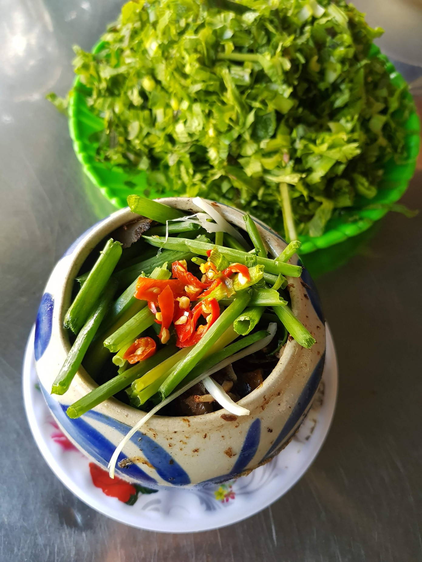 Món mắt cá ngừ đại dương hầm nên thưởng thức lúc nóng, kèm hạt tiêu, ớt, hành tím, gừng tươi thái nhỏ. Ảnh: Điệu Võ, Hoài Bảo