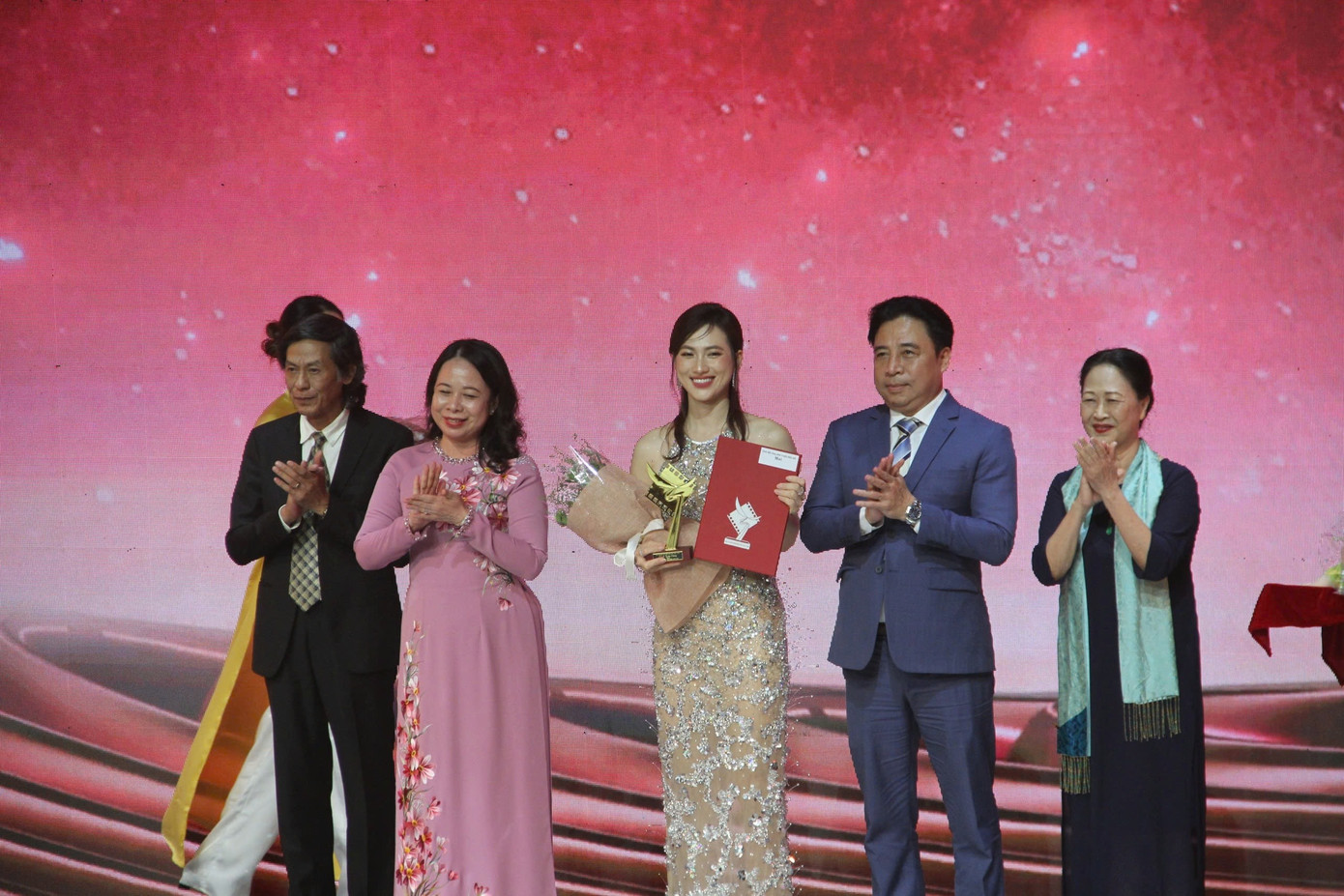 Phương Anh Đào thay mặt Trấn Thành nhận cúp tại Cánh diều Vàng 2024.