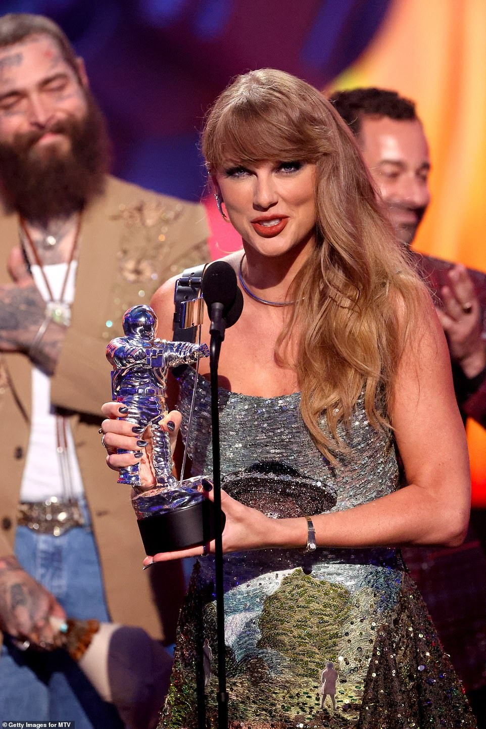 Taylor Swift bày tỏ tình cảm với bạn trai trong bài phát biểu nhận giải. Ảnh: Getty Images.