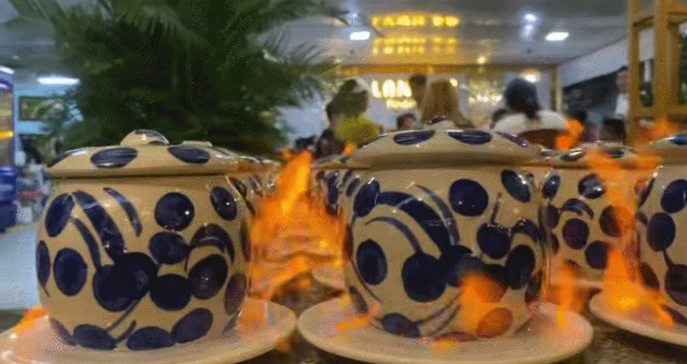 Món mắt cá ngừ hầm được đựng trong thố sành, xung quanh đốt lửa nhỏ, vừa tạo sự thú vị về mặt thị giác, vừa giữ nhiệt cho món ăn luôn nóng hổi, thơm ngon. Ảnh: Luân Chowchow