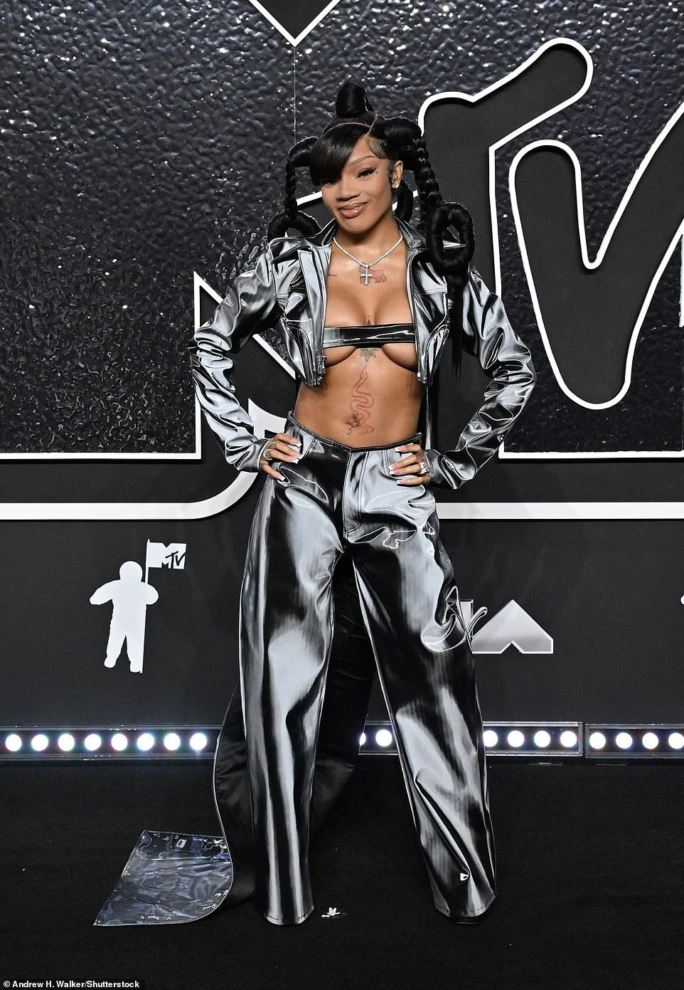 GloRilla dường như chọn trang phục mang phong cách tương lai, trừu tượng. Tuy nhiên, nó trông vướng víu, không đẹp mắt và kỳ lạ. Kiểu tóc của nữ rapper cũng khó hiểu. Ảnh: Shutterstock.