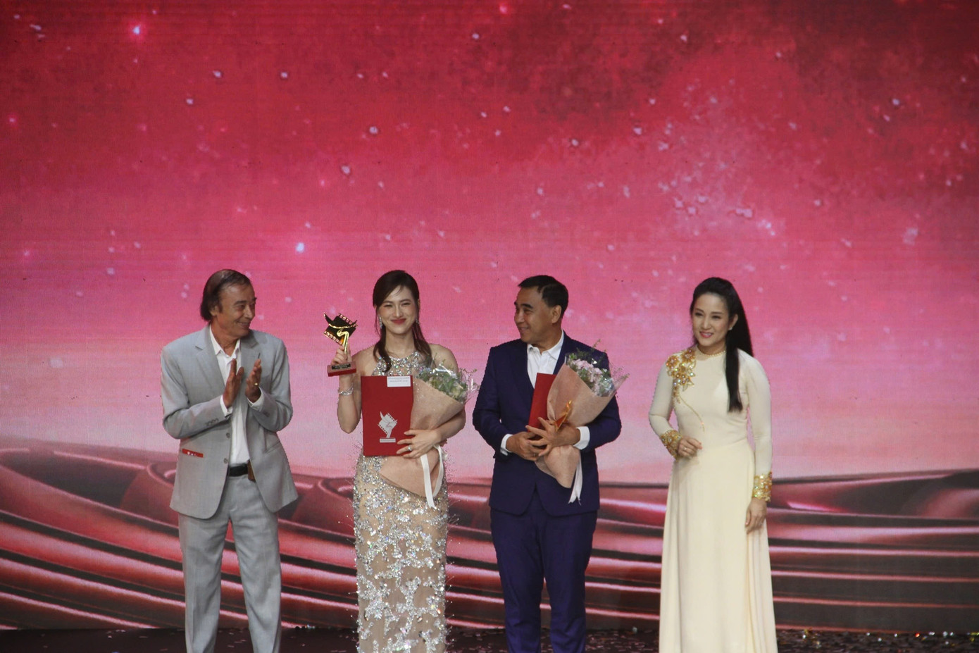 Quyền Linh và Phương Anh Đào thắng giải Nam/nữ vai chính xuất sắc nhất.