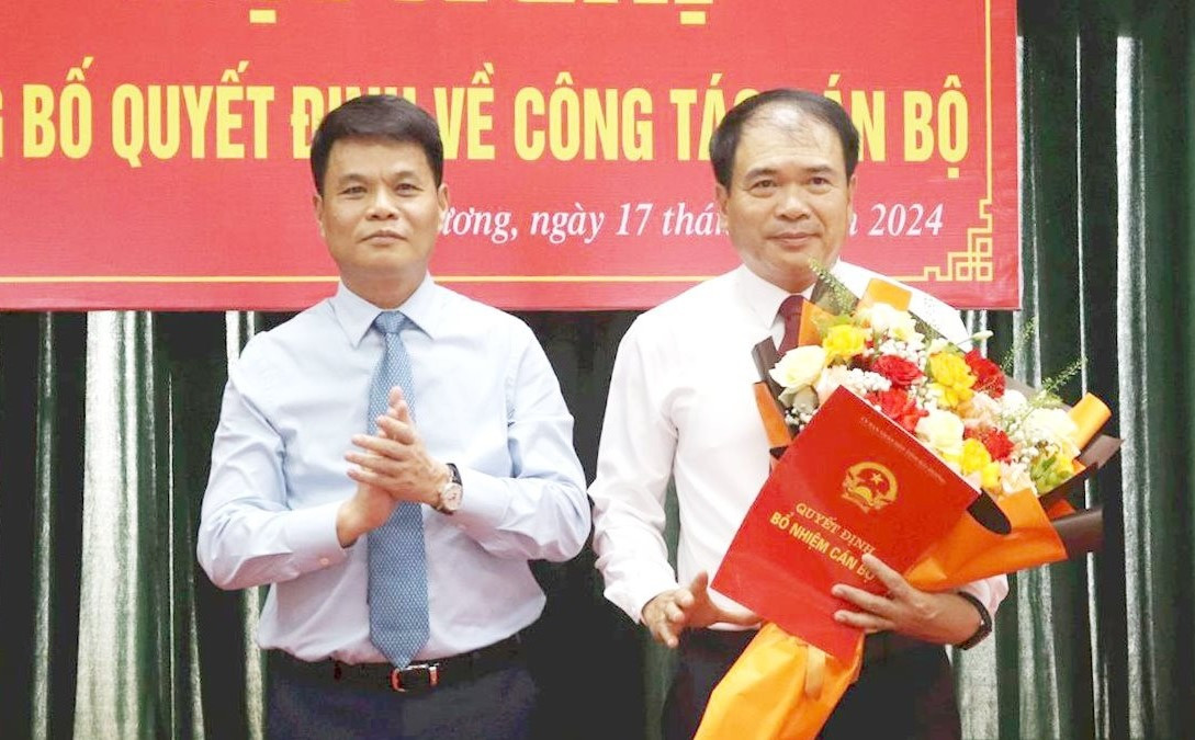 Chủ tịch UBND tỉnh Hải Dương Lê Ngọc Châu trao quyết định bổ nhiệm cán bộ ông Dương Văn Xuyên giữ chức Giám đốc Sở Tài nguyên và Môi trường tỉnh Hải Dương.