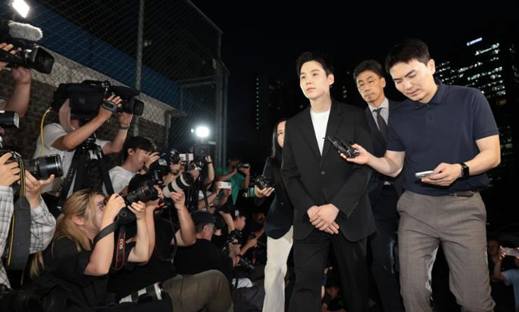 Hơn một tháng trôi qua nhưng tranh cãi về Suga vẫn chưa hạ nhiệt. Ảnh: Yonhap. Hơn một tháng trôi qua nhưng tranh cãi về Suga vẫn chưa hạ nhiệt. Ảnh: Yonhap.