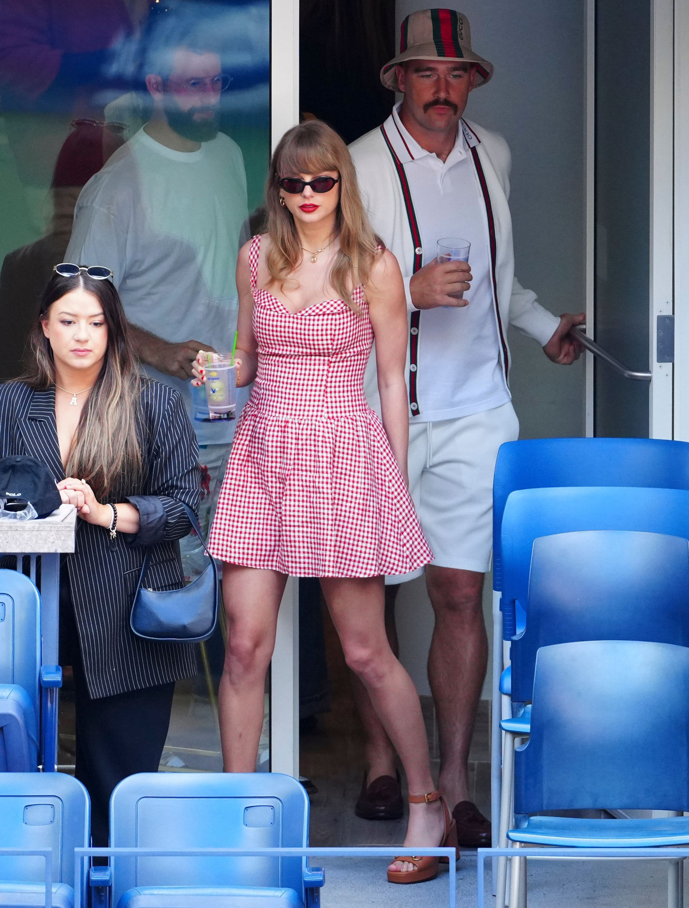 Phong cách đường phố của Taylor Swift kết hợp giữa cao cấp và bình dân, giúp cô trở nên gần gũi hơn với công chúng. Ảnh: GC Images/Shutterstock.