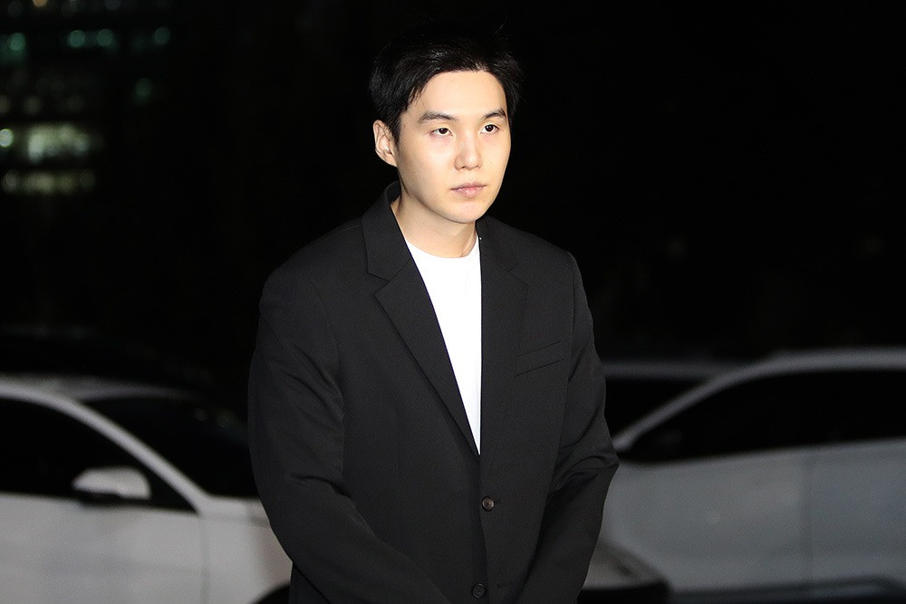 Suga bị lên án mạnh mẽ do cách đưa tin của truyền thông và cách nhìn nhận vấn đề của người Hàn Quốc. Ảnh: Getty Images. Suga bị lên án mạnh mẽ do cách đưa tin của truyền thông và cách nhìn nhận vấn đề của người Hàn Quốc. Ảnh: Getty Images.