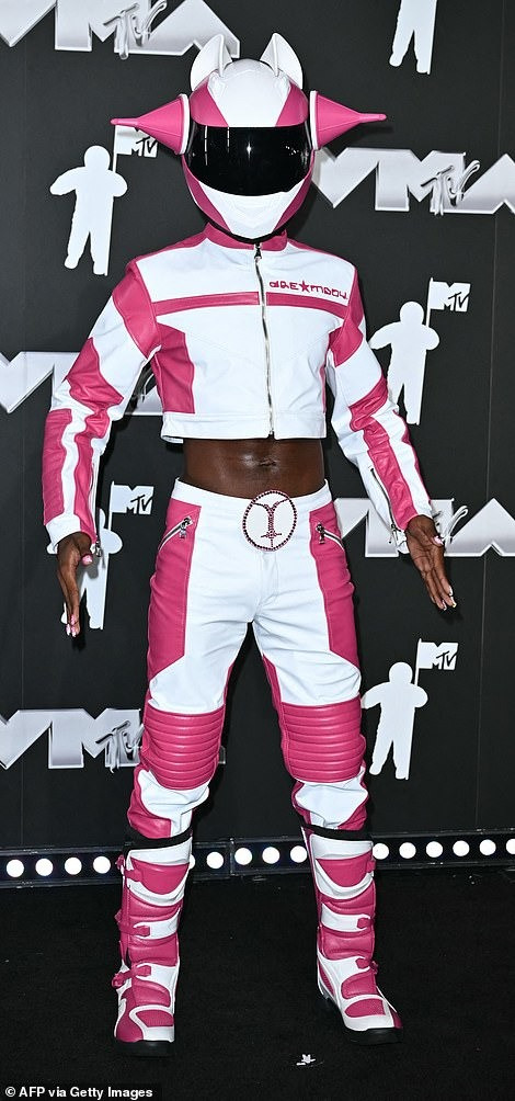 Lil Nas X diện trang phục lấy cảm hứng từ siêu anh hùng Power Rangers và bị truyền thông quốc tế đánh giá &quot;trẻ lạc vào sự kiện dành cho người lớn&quot;. Ảnh: Getty Images.