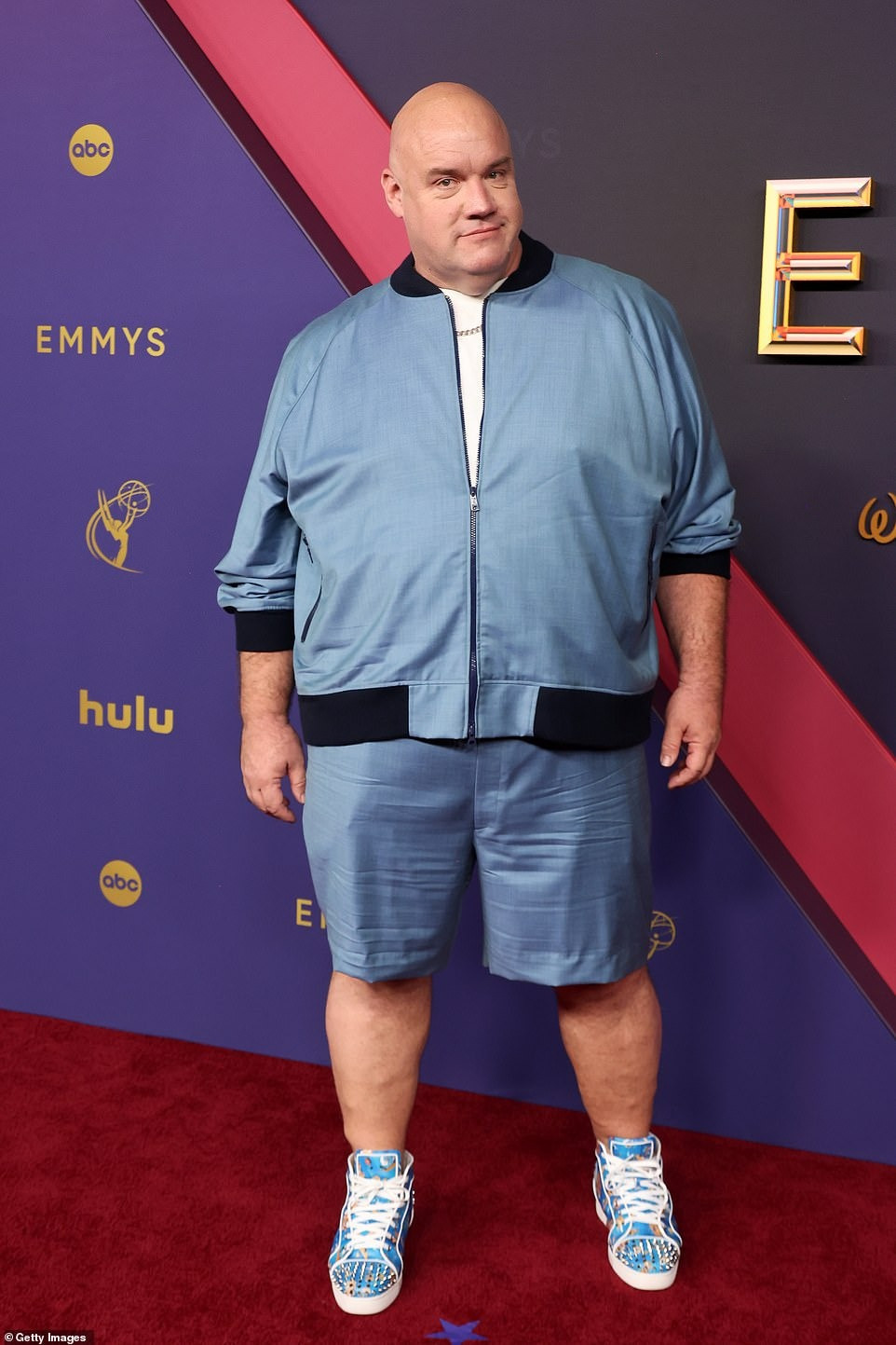 Diễn viên hài Guy Branum dường như không ý thức được việc mình đang tham dự sự kiện lớn nhất năm của ngành truyền hình thế giới. Bộ đồ này chỉ thích hợp cho những chuyến đi chơi cùng gia đình, bạn bè. Ảnh: Getty Images.