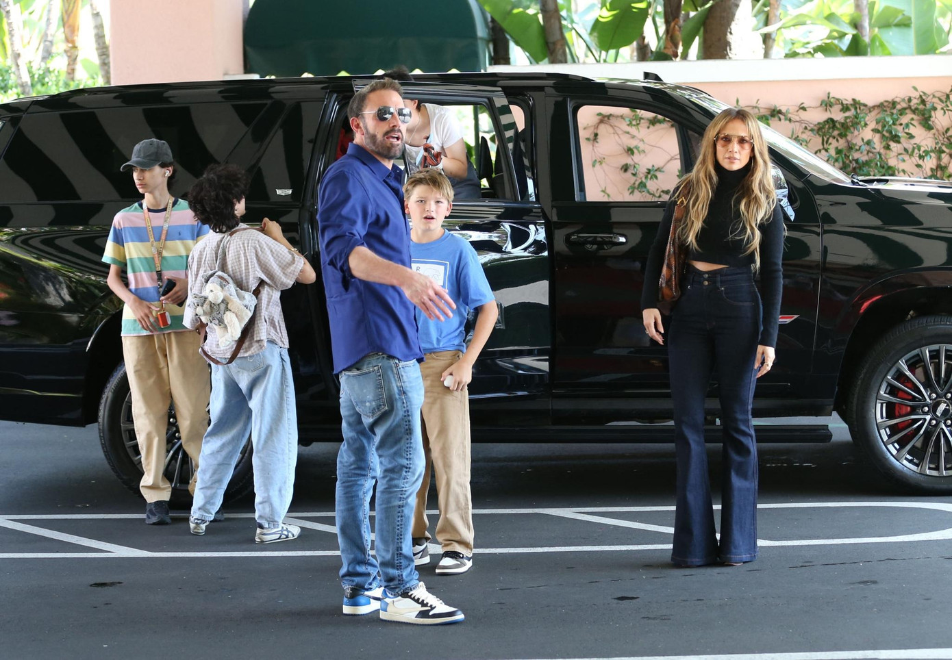 Jennifer Lopez và Ben Affleck dẫn các con đến ăn trưa ở khách sạn Beverly Hills. Ảnh: SplashNews.com.